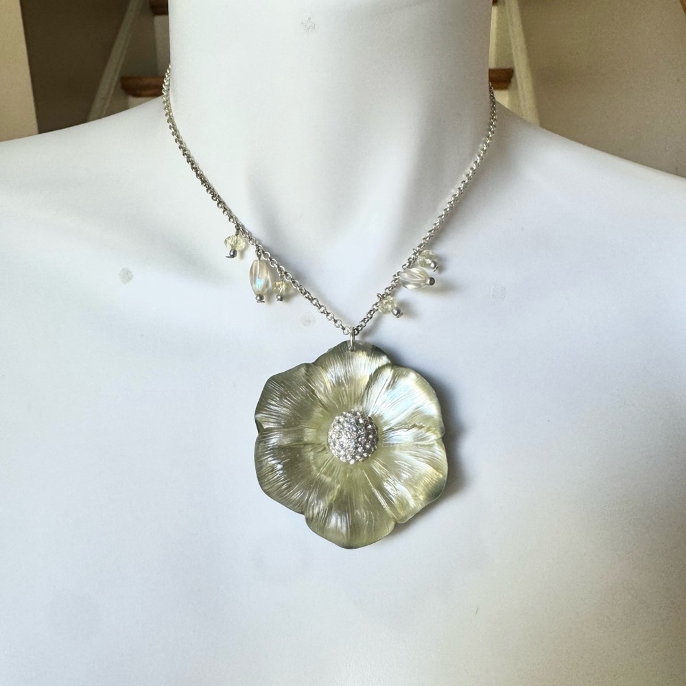 VINTAGE Chunky Flower Pendant Necklace